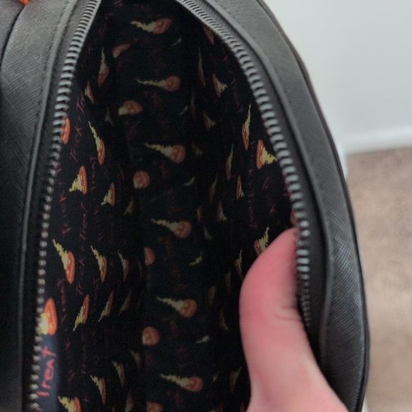 Loungefly TrickRTreat Sam Pumpkin Orange & Black Crossbody Bag NWOT - Picture 5 of 6